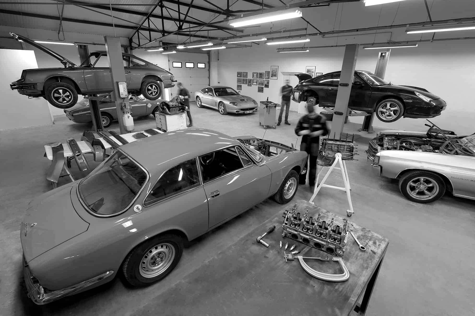 Atelier MP Rezeau, coupe Alfa Romeo en restauration et Porsche 911 sur pont