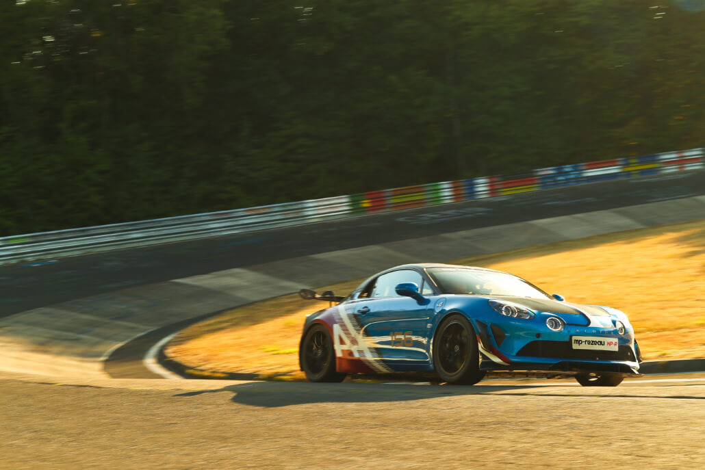 Alpine A110 MP-R préparée par MP REZEAU en action sur la Nordschleife du Nürburgring