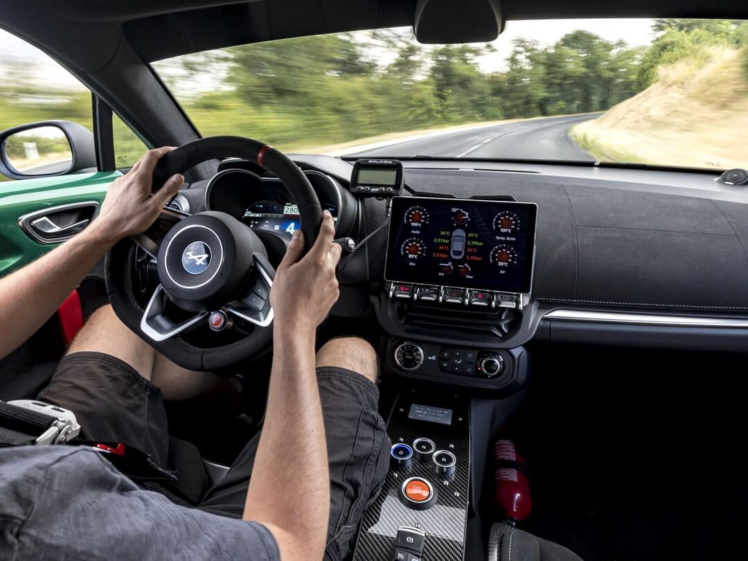 Conduite d'une Alpine A110 préparée MP Rezeau