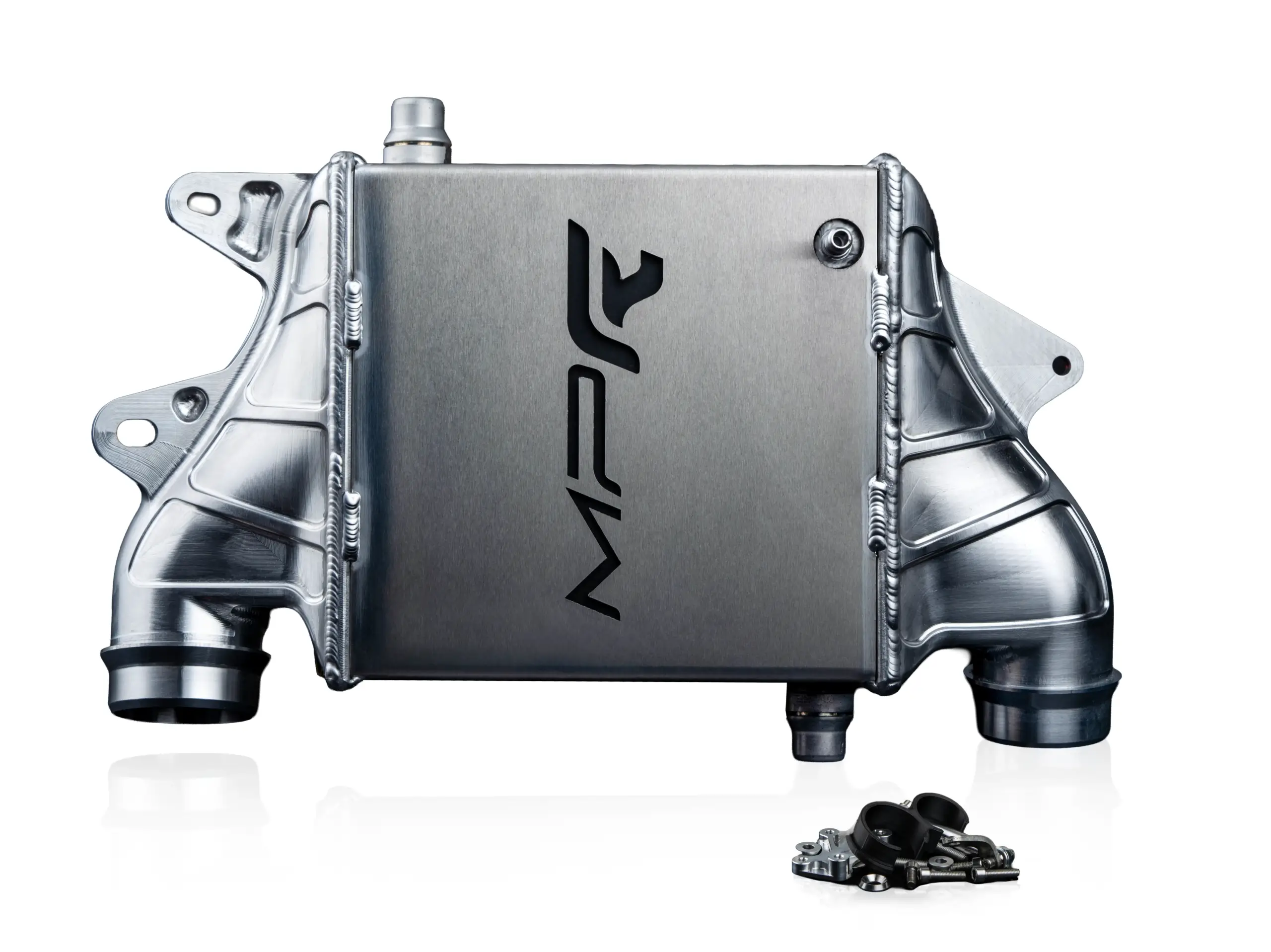 Kit échangeur air/eau MP-R pour Alpine A110, échangeur et visserie de montage, sur fond blanc