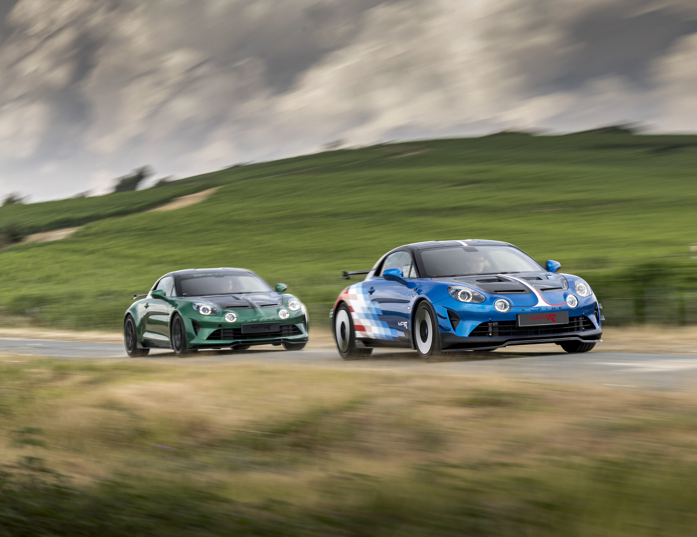 Alpine A110 R Ultime MPR et Alpine MPR 990 en dynamique sur route, préparées par MP REZEAU