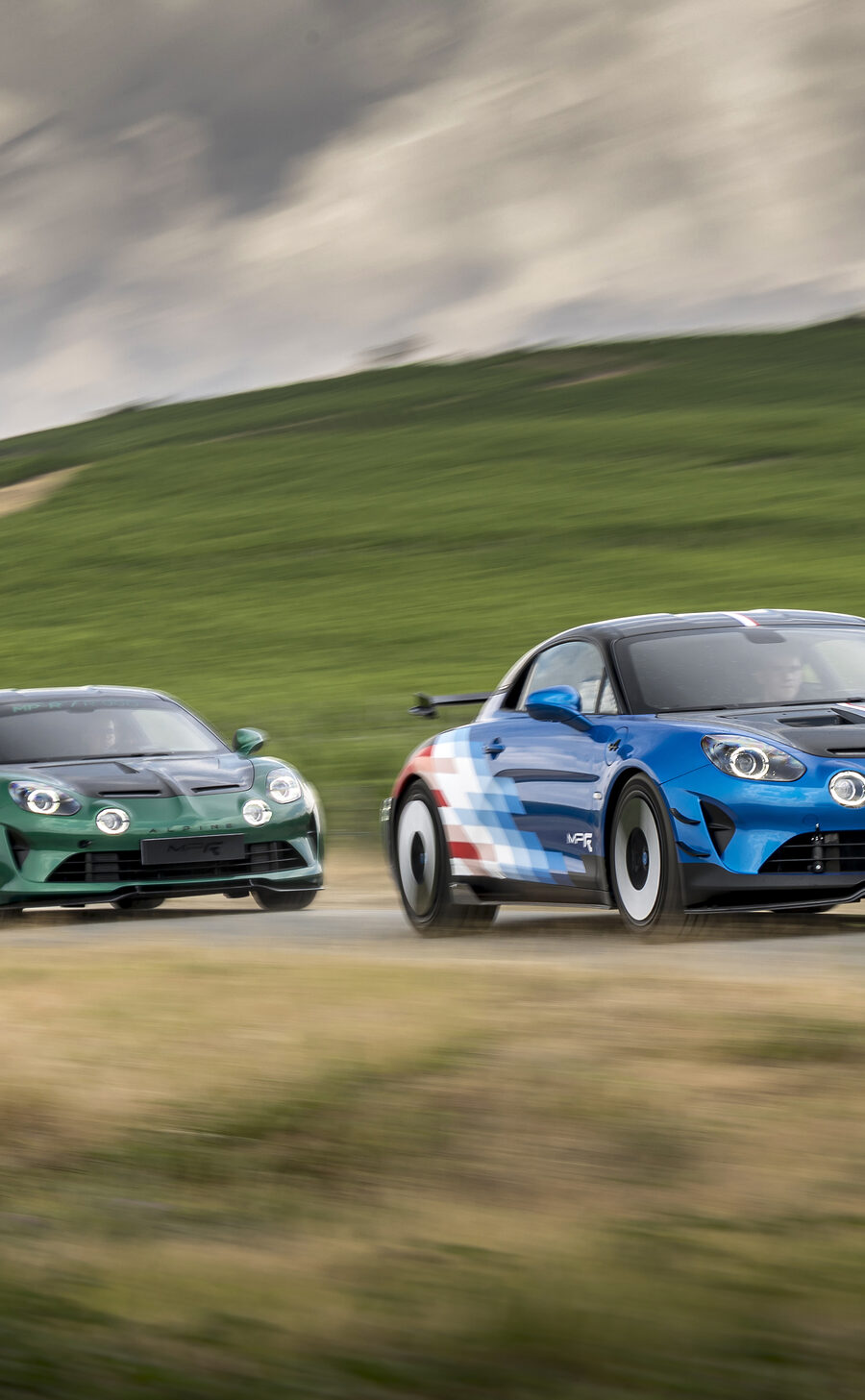 Alpine A110 R Ultime MPR et Alpine MPR 990 en dynamique sur route, préparées par MP REZEAU