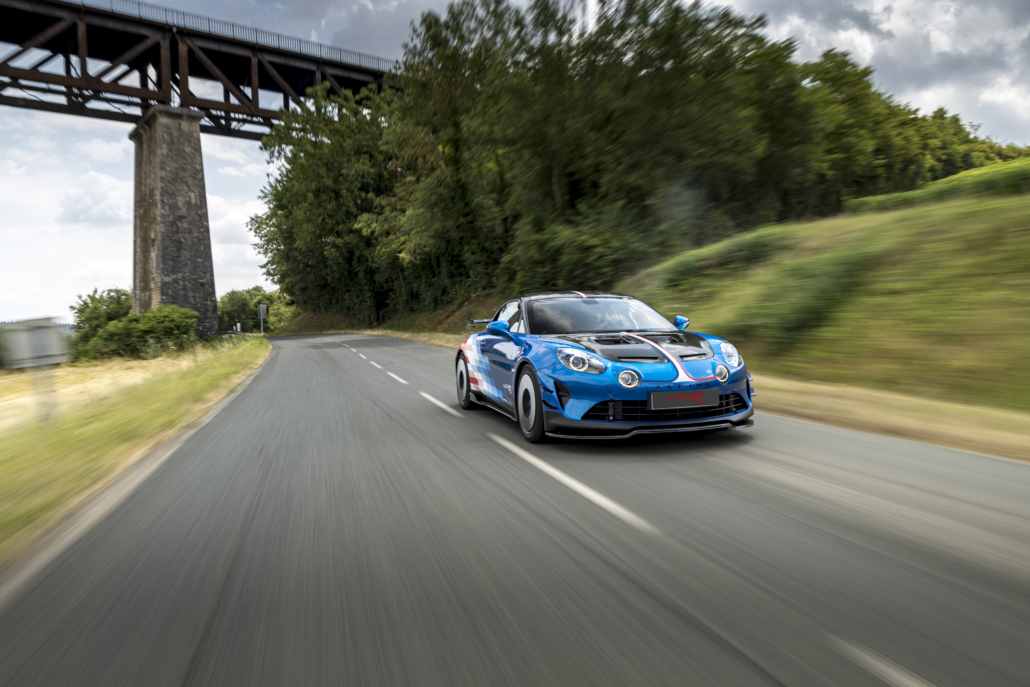 Alpine A110 MP-R préparée par MP REZEAU sur route, sous un viaduc en Sologne