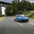 Alpine A110 MP-R préparée par MP REZEAU sur route, sous un viaduc en Sologne