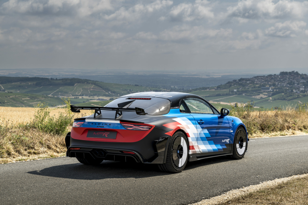 Alpine A110 R Ultime MPR, arrière et aileron carbone face au paysage