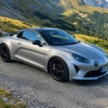 Alpine A110 S Enstone édition préparée par MP REZEAU sur une route de montagne