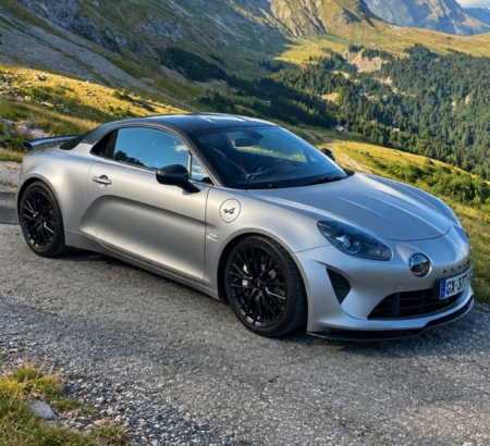 Alpine A110 S Enston édition préparée par MP REZEAU sur une route de montagne