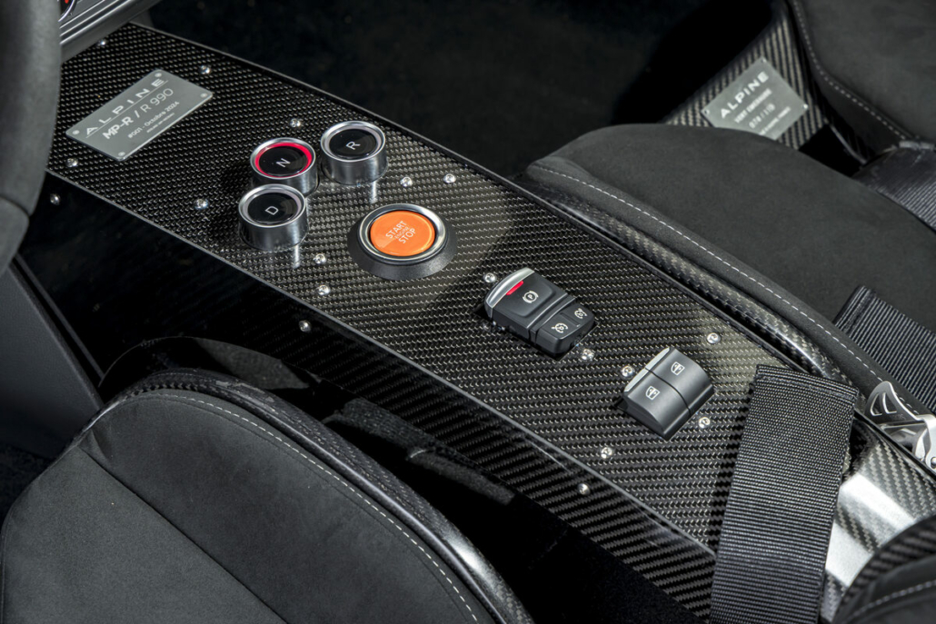 Console centrale carbone et commandes de l’Alpine MPR 990
