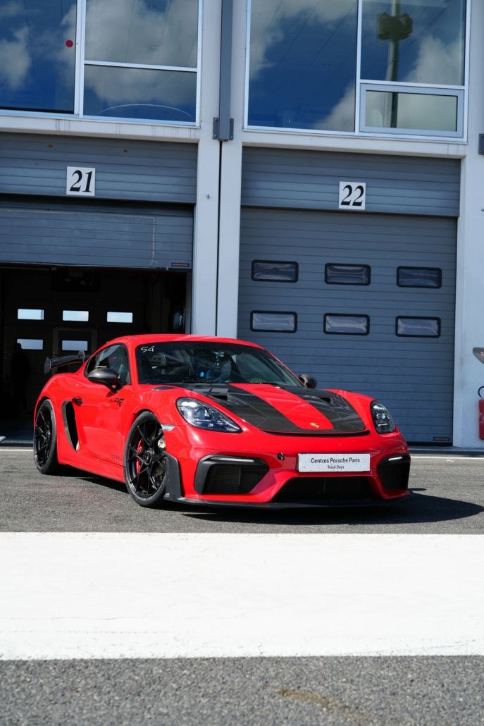 Porsche 718 Cayman GT4 RS MPR de trois quarts avant devant les box