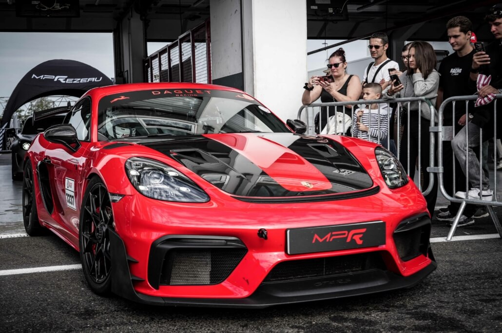 Porsche 718 Cayman GT4 RS MPR dans les stands de Magny-Cours au SuperTrack Event 2026