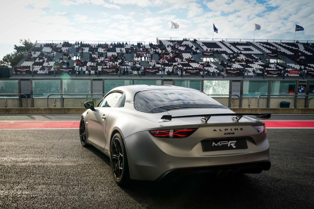 Alpine A110 S Enstone édition MPR dans la voie des stands de Magny-Cours