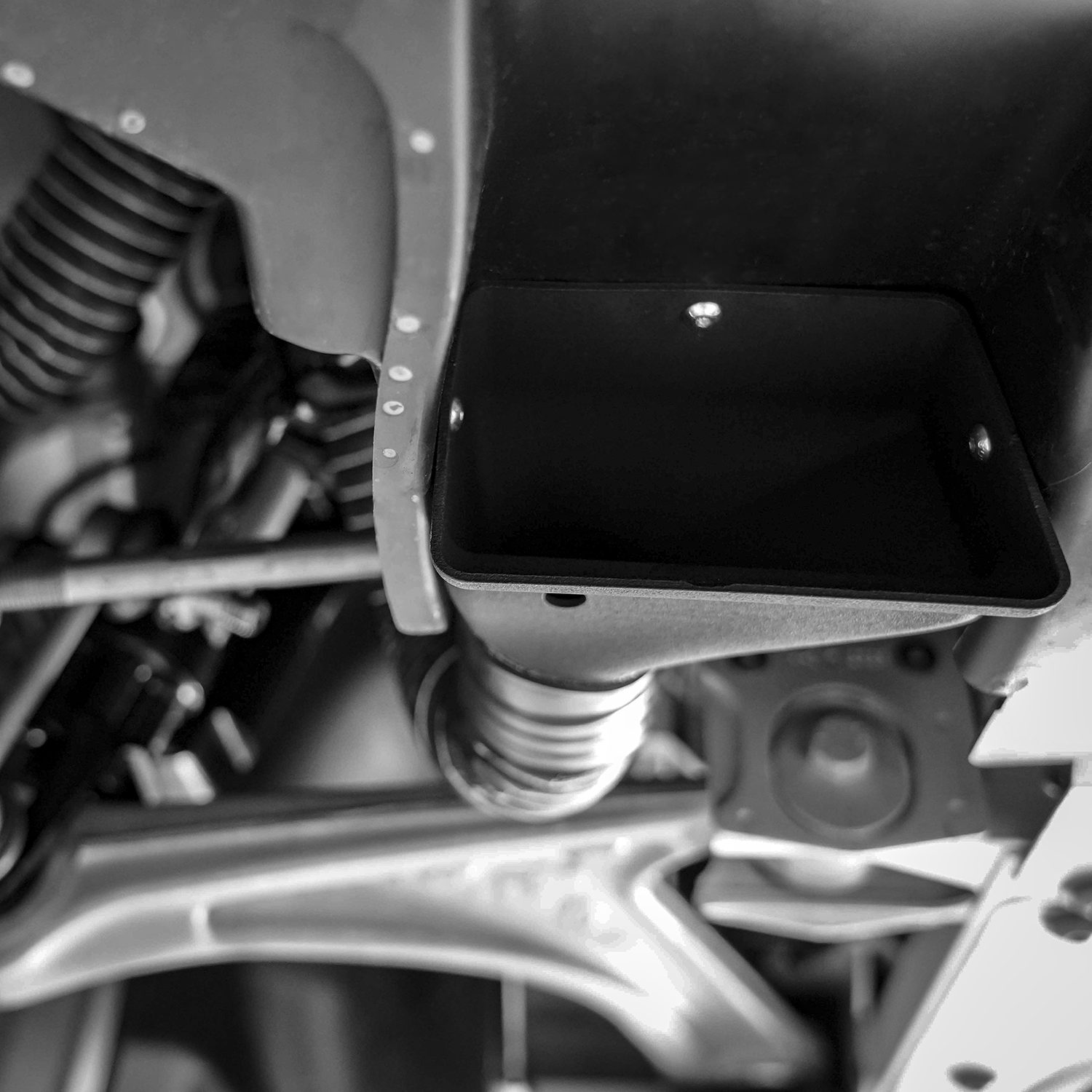 Écope du kit BOA MP-R montée sous une Alpine A110, raccordée à sa gaine