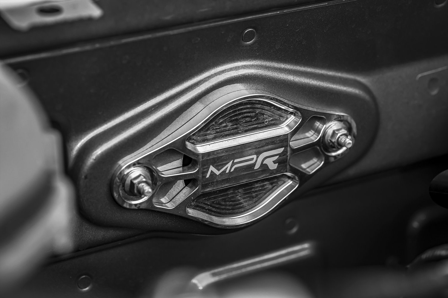 Plaque MP-R du kit résonateur montée dans la baie moteur d’une Alpine A110